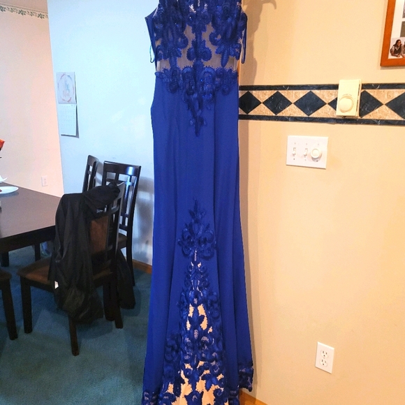 Gown - Picture 1 of 5